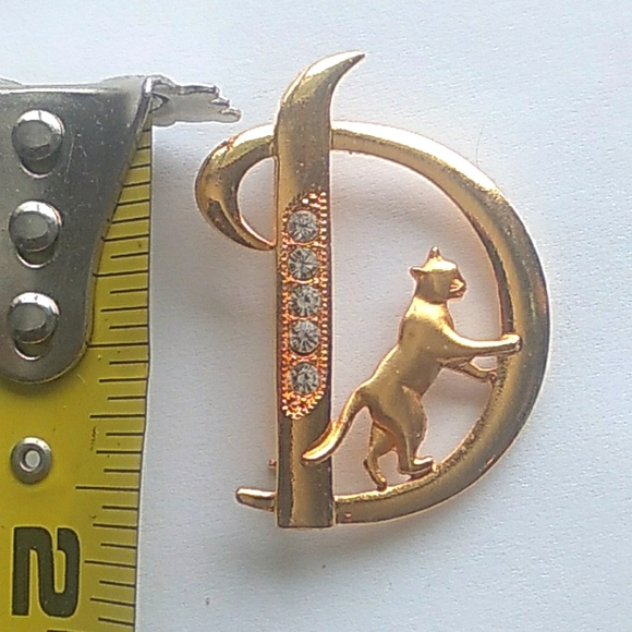 Letter Brooch Pins Initial Letter 'D' with a cat - Picture 2 of 3